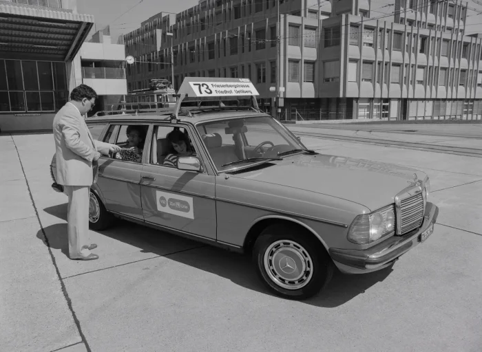 Kombi W123 w Zurychu – pojazd linii zastępczej VBZ z tablicą linii 73 (Friesenbergstrasse – Friedhof Uetliberg); bez oznakowań taksówki. Fotografia archiwalna z lat 1986–1988. ETH-Bibliothek / Heinz Baumann, CC BY-SA 4.0
