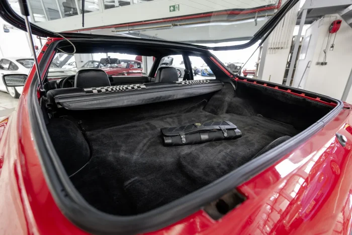 Otwarta tylna klapa i bagażnik Porsche 944. Fot. Porsche AG