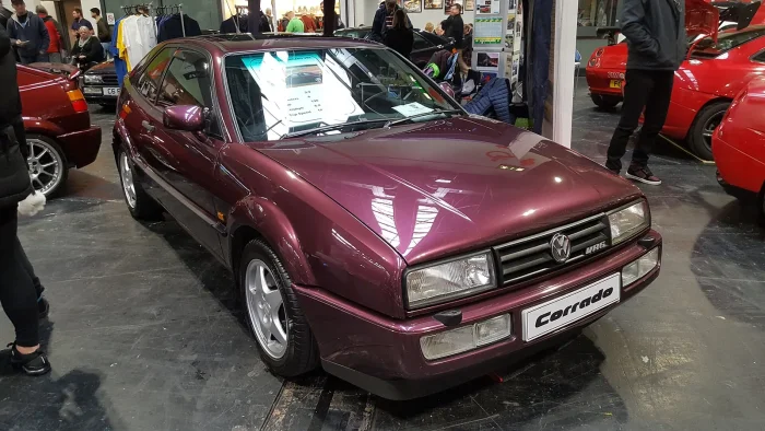 Corrado VR6 w komplecie: szersze nadkola, przeprojektowany przód i 190 KM pod maską. Wersja, z którą model kojarzy się do dziś.