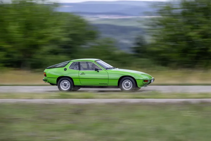 Zielone Porsche 924 podczas jazdy, widziane z boku. Fot. Porsche AG
