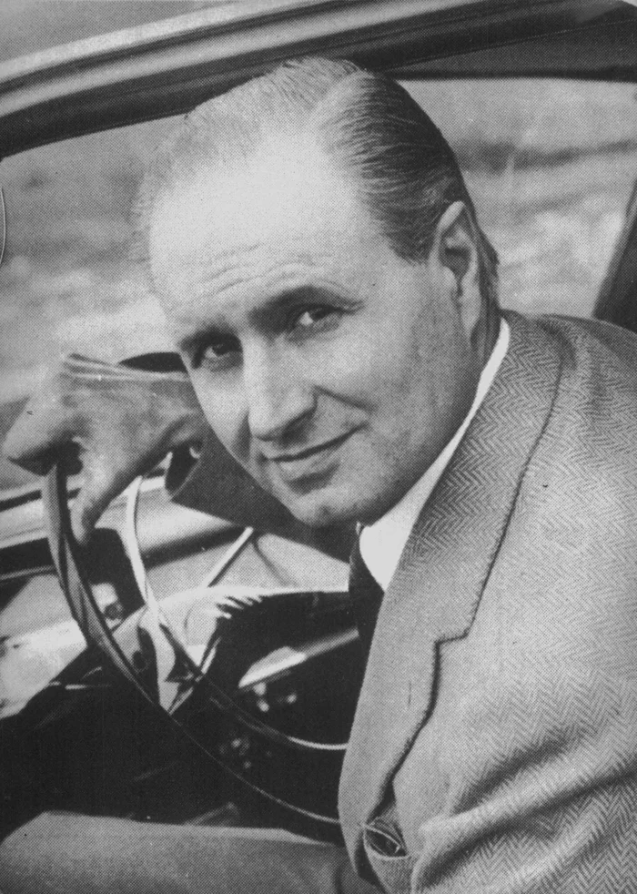 Dante Giacosa za kierownicą, styczeń 1966. Dziewięć lat wcześniej dostał zadanie, które Giugiaro streścił krótko: zmieścić cztery osoby i dać całemu krajowi możliwość przemieszczania się. Fot. autor nieznany, Wikimedia Commons, domena publiczna.