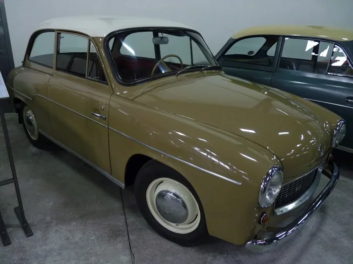 Syrena 103 w Muzeum Inżynierii Miejskiej w Krakowie. Pod maską pierwsza zmiana od premiery: silnik S-150 dawał 30 KM zamiast 27.