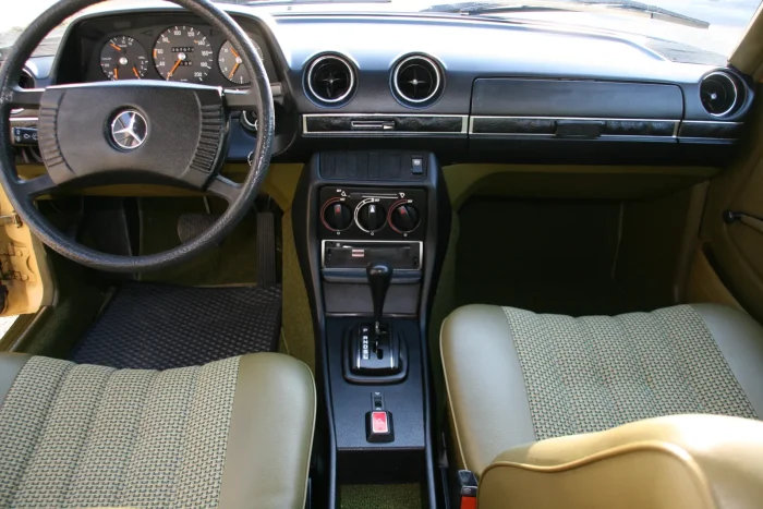Deska rozdzielcza W123 z dźwignią automatu; licznik tego egzemplarza wskazuje ok. 207 tys. km. Fot. HLW, CC BY-SA 3.0