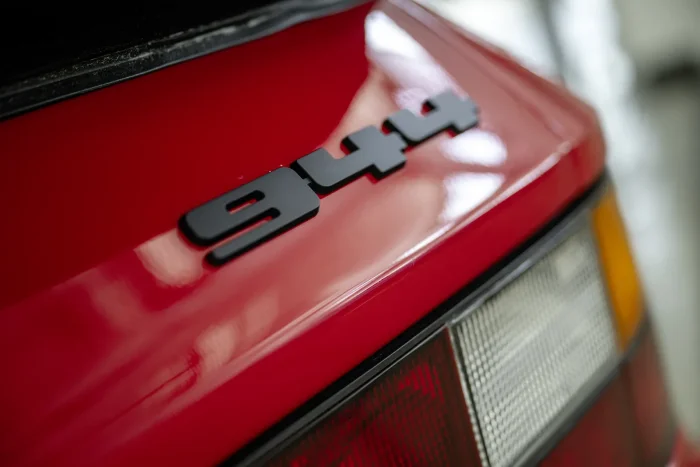 Emblemat 944 na tylnej części czerwonego nadwozia. Fot. Porsche AG