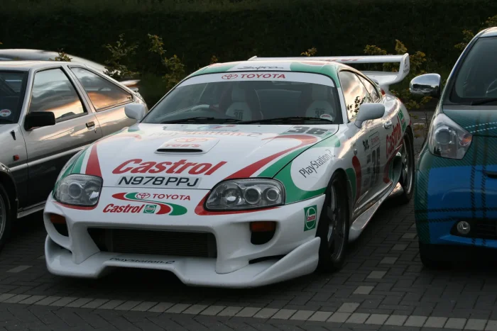 Drogowa A80 przemalowana w barwy Castrol TOM'S z numerem 36. Oryginał w tych kolorach przerwał w 1997 roku dominację Skyline'a GT-R w klasie GT500.