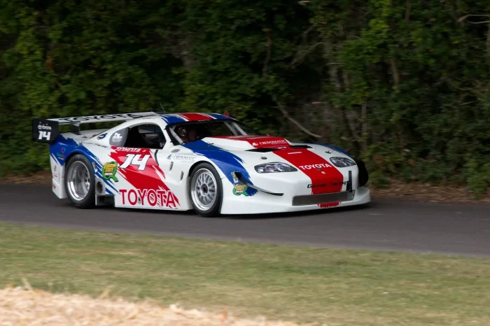 Wyścigowa Supra w barwach Gazoo Racing, 2010 rok. Zespół, którego nazwa wyrosła z lekcji jazdy na wysłużonej A80, wrócił na tor tym samym modelem.