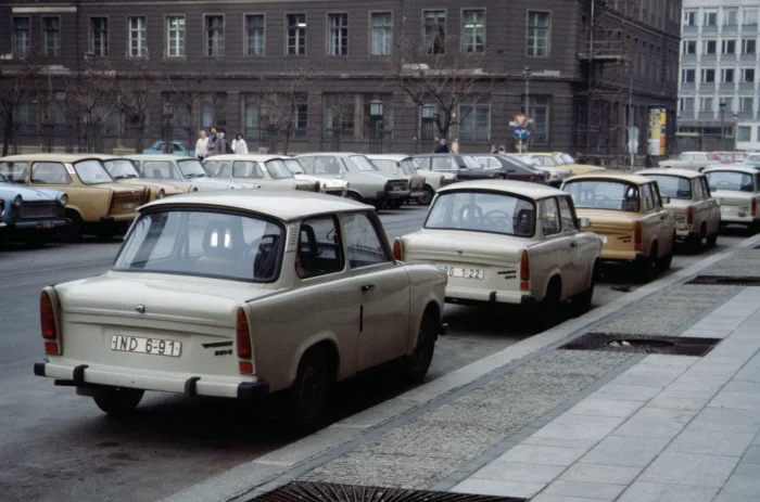 Wschodni Berlin w dniach upadku muru, listopad 1989. Rzędy Trabantów przy krawężnikach — przez dekady najpowszechniejszy widok na ulicach NRD.