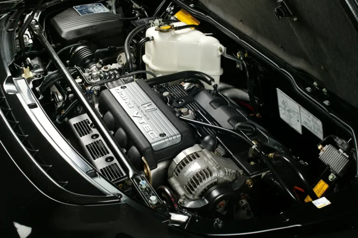 Wolnossący V6 umieszczony za kabiną napędza tylne koła NSX. Układ VTEC zmienia chwile otwierania i zamykania zaworów oraz wysokość ich otwarcia.