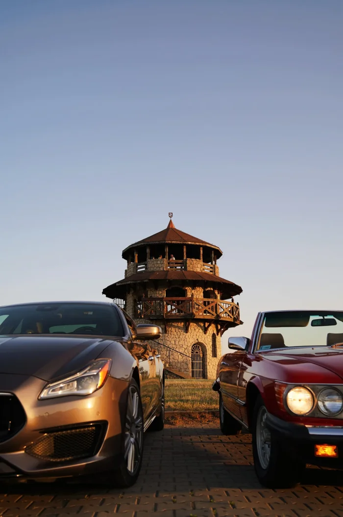 Wieża widokowa w Suścu, niedaleko rezerwatu Nad Tanwią z szumami. Przed nią Maserati Quattroporte i Mercedes SL R107. Fot. Ewa Byra / Fundacja Auto-Touring