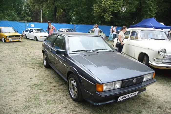 Scirocco II Scala na zlocie Legendy w Pradze, w tle kolejne egzemplarze. Im mniej ich na drogach, tym tłumniej robi się wokół nich na zlotach.