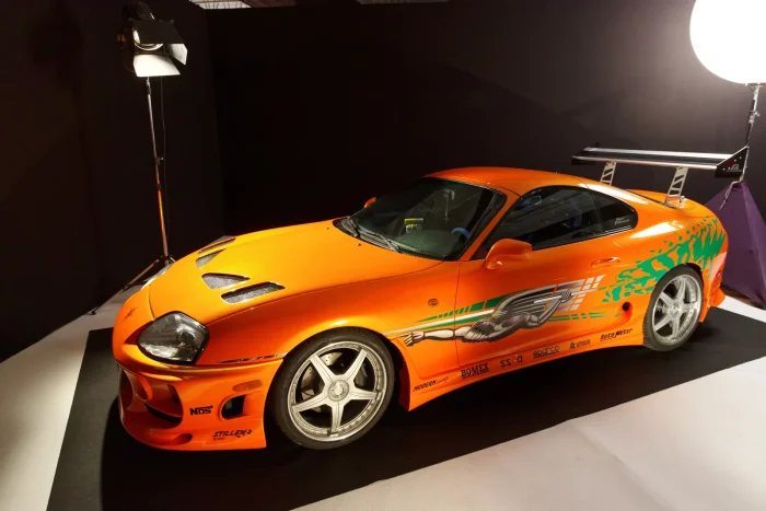 Pomarańczowa A80 w filmowych barwach na paryskim Mondial de l'Automobile, 2016. Odcień Candy Orange pochodzi wprost z palety Lamborghini Diablo — stąd ten nienaturalny blask.