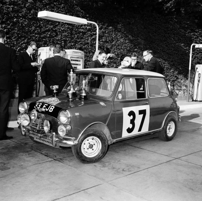 Mini Cooper S z tablicą 33 EJB i numerem startowym 37 po Rajdzie Monte Carlo 1964. Puchary na masce należą do załogi Paddy Hopkirk i Henry Liddon.