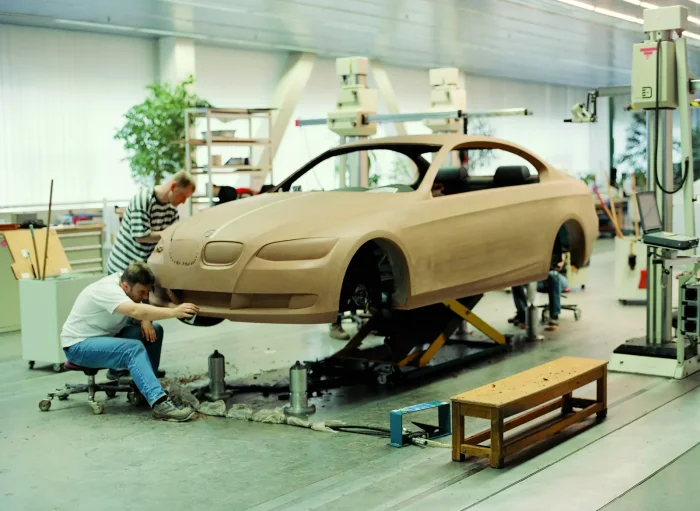 Pełnowymiarowy model z gliny w studiu BMW. Zanim wybrano kształt, który trafił do salonów, każdy z konkurencyjnych projektów musiał zostać wyrzeźbiony w skali 1:1.