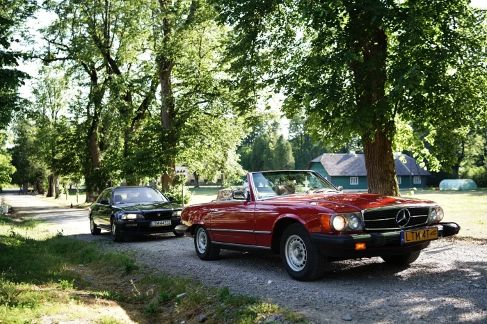 Mercedes SL R107 i Honda Legend na rekonesansie trasy — klasyk i youngtimer, czyli dwie z kategorii dopuszczonych na start. Fot. Ewa Byra / Fundacja Auto-Touring
