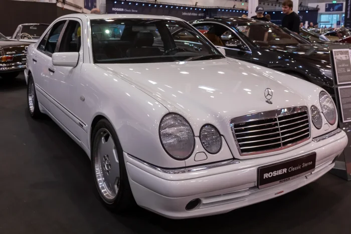 E 60 AMG na targach Techno-Classica w Essen, kwiecień 2024. Zainteresowanie kolekcjonerskie dotyczy dziś głównie wersji z V8 i egzemplarzy o niskim przebiegu. Fot. Matti Blume, Wikimedia Commons, CC BY-SA 4.0.