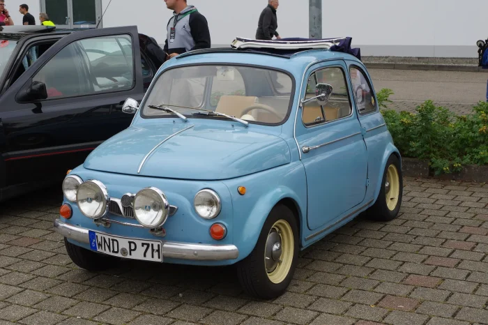 Ghia Jolly z 1958 roku. Wiklina w fotelach nie była ozdobą: znosi sól i wilgoć lepiej niż tapicerka. Fot. Calreyn88, Wikimedia Commons, CC BY-SA 4.0.