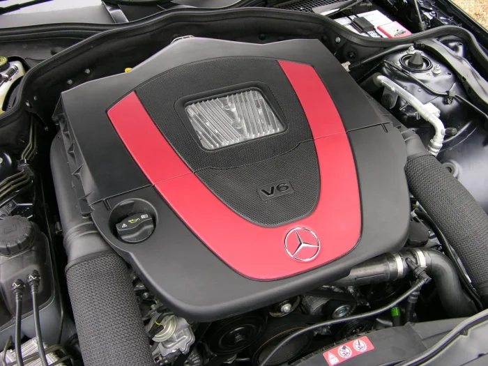 V6 w SL-u 350 z 2009 roku. Najłagodniejsze wejście w R230 i jedyna wersja, której silnik Mercedes wymieniał dwa razy.