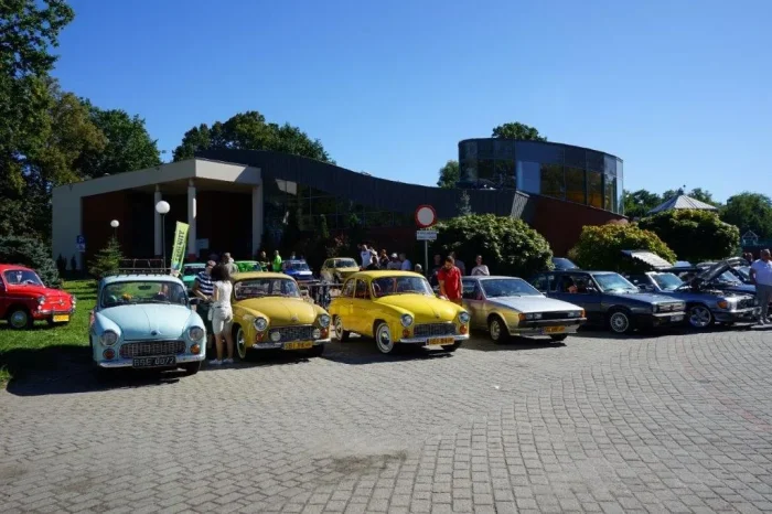 Syreny 105, Fiat 126p i VW Scirocco w jednym rzędzie. Polskim autom nikt nie liczy roczników. Fot. organizator zlotu