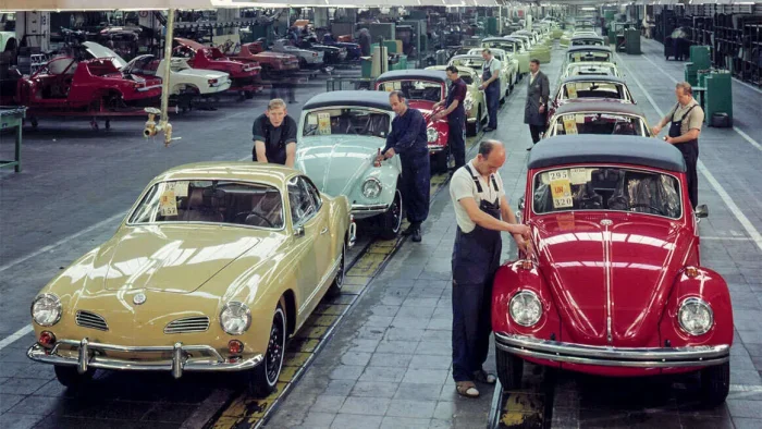 Jedna hala, dwa różne samochody. Z lewej Karmann Ghia, z prawej kabriolet Typu 1: oba powstawały w Osnabrücku, ale to nie jest ten sam model.
