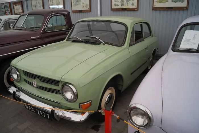 Syrena z nadwoziem z laminatu w muzeum w Nieborowie. Pomysł z prototypu Sportu przeżył samo auto — takie nadwozia składali prywatnie entuzjaści, poza fabryką.