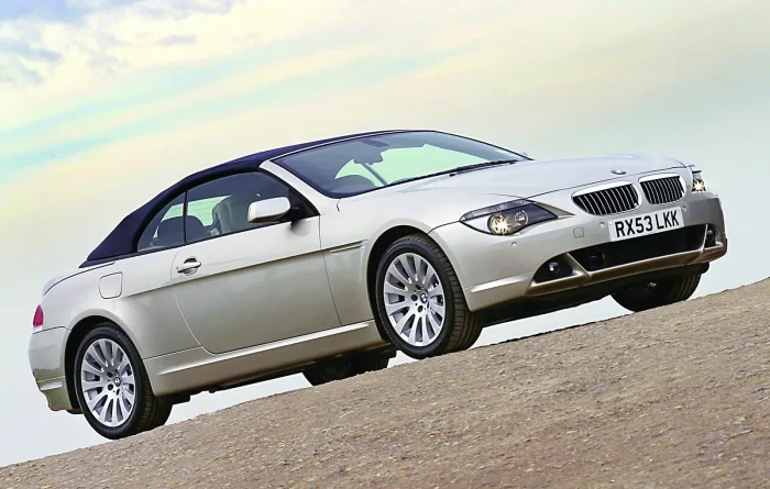 E64 zadebiutował w Detroit cztery miesiące po coupé. Zamiast składanej blachy — miękki dach z materiału, otwierany w około 25 sekund.