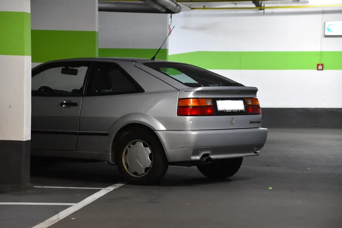 Spojler w pozycji wysuniętej. Przy 120 km/h wychodził z klapy sam, ale przełącznik w kabinie pozwalał zrobić to samo na parkingu — i mało kto sobie tego odmawiał.