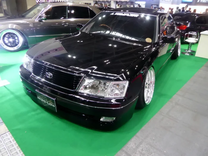 Osaka Auto Messe 2016. Celsior opuszczony do granicy i osadzony na głębokich felgach, czyli kanon japońskiej sceny VIP.