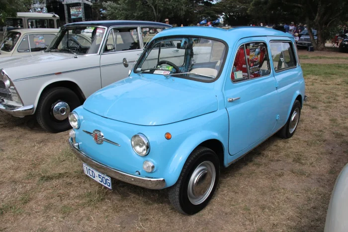 Giardiniera z 1960 roku: nadwozie o 215 milimetrów dłuższe od sedana i płócienny dach na całej długości kabiny. Silnik leży na boku pod podłogą bagażnika. Fot. Sicnag, Wikimedia Commons, CC BY 2.0.
