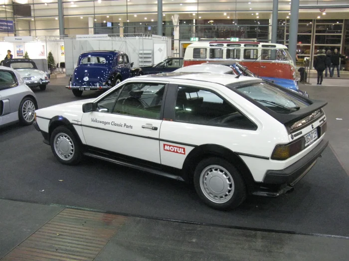 Scirocco II GTi 16V ze zbiorów Volkswagen Classic Parts. Spojler na tylnej klapie zdradza szesnastozaworowy szczyt gamy.