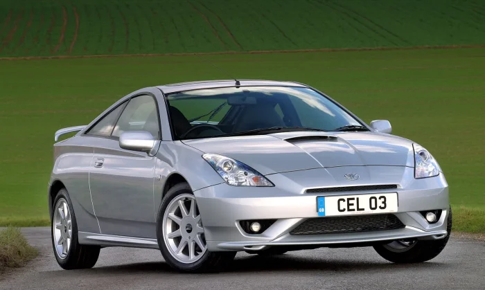 Ta sama Celica po modernizacji z rocznika 2003. Zderzak jest głębiej wycięty, reflektory dostały nowe klosze.