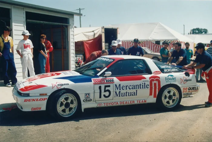 Supra MA70 w boksach australijskiego Bathurst, 1991. W Grupie A auto ścigało się przez kilka sezonów i wygrało dokładnie raz — w Japonii, cztery lata wcześniej.