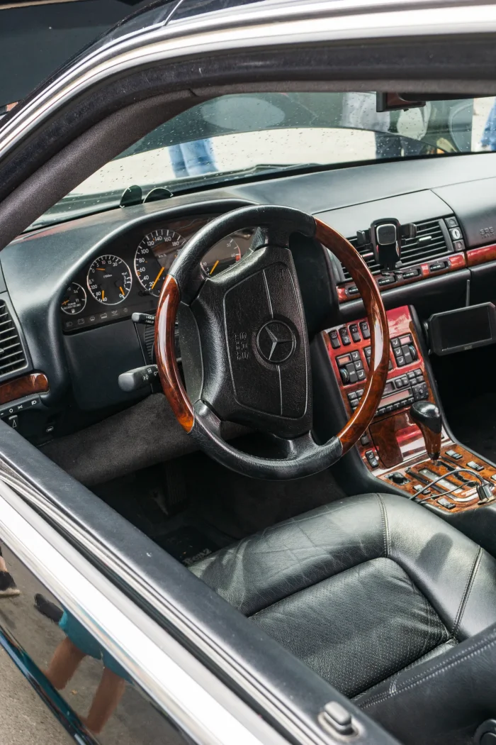Drewno, skóra i kierownica, która mogłaby wisieć w gablocie. Wnętrze topowego coupé wykańczano materiałami, jakich sedan w tym stopniu nie znał.