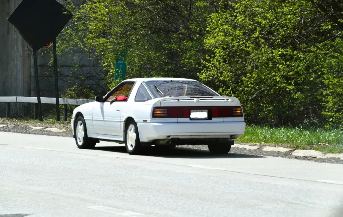 Rocznik 1991, jeden z ostatnich. W Polsce takie auto kosztuje dziś ułamek ceny młodszej A80 — ale rynek to okno zaczyna już domykać.