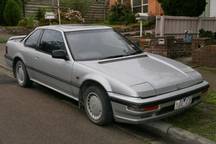 Trzecia generacja, rocznik 1988. To pokolenie dostało czterokołowy układ kierowniczy — w całości mechaniczny, sterowany kątem skrętu kierownicy.