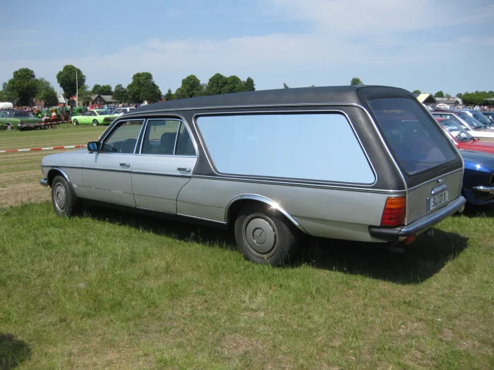 Karawan zbudowany na podwoziu Mercedesa W123 – seria 123 służyła także flotom pogrzebowym; nadwozia wykonywali karoseriści, m.in. Pollmann z Bremy. Zdjęcie: KarleHorn, CC BY 3.0