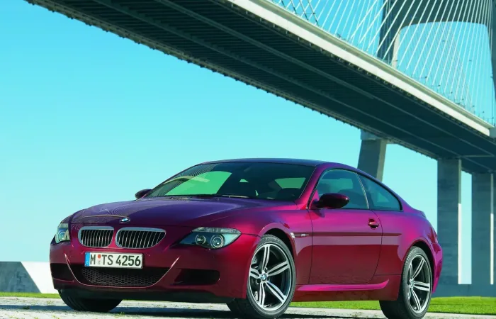 „Rebirth of an Icon” — tak w grudniu 2004 roku BMW zapowiadało powrót M6. Pod maską pracowało jedyne seryjne V10 w historii marki.