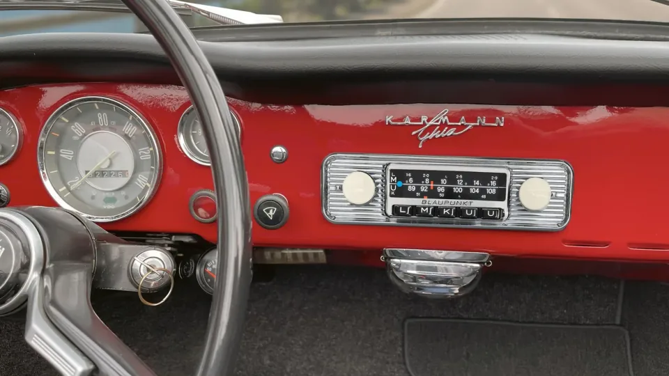 Blaupunkt Frankfurt Stereo Classic w desce Volkswagena Karmanna Ghii. Radio stylizowane na lata 60. ma Bluetooth i odbiera DAB+.