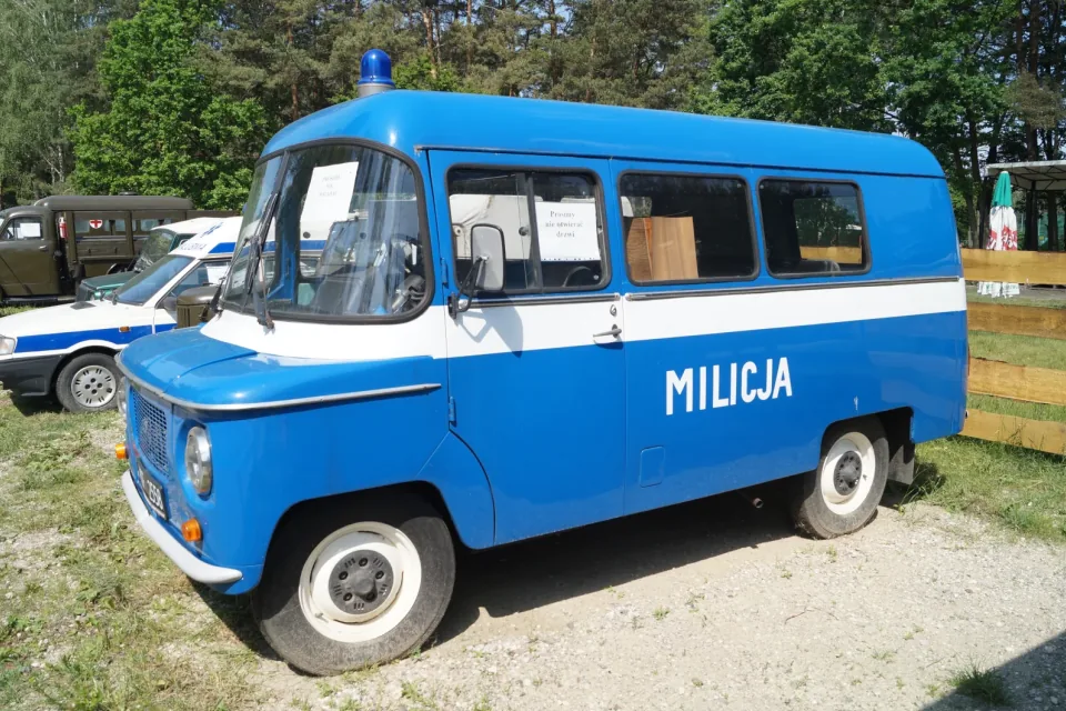 Milicyjna Nysa 521/522. Wersje dla Milicji Obywatelskiej miały przesuwne drzwi po obu stronach, radiostację i „koguta” na dachu, a potocznie nazywano je „sukami”.